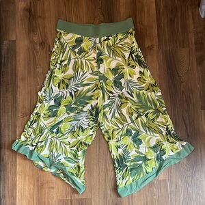 Adore Me Green Leaf Print Women's Capris
